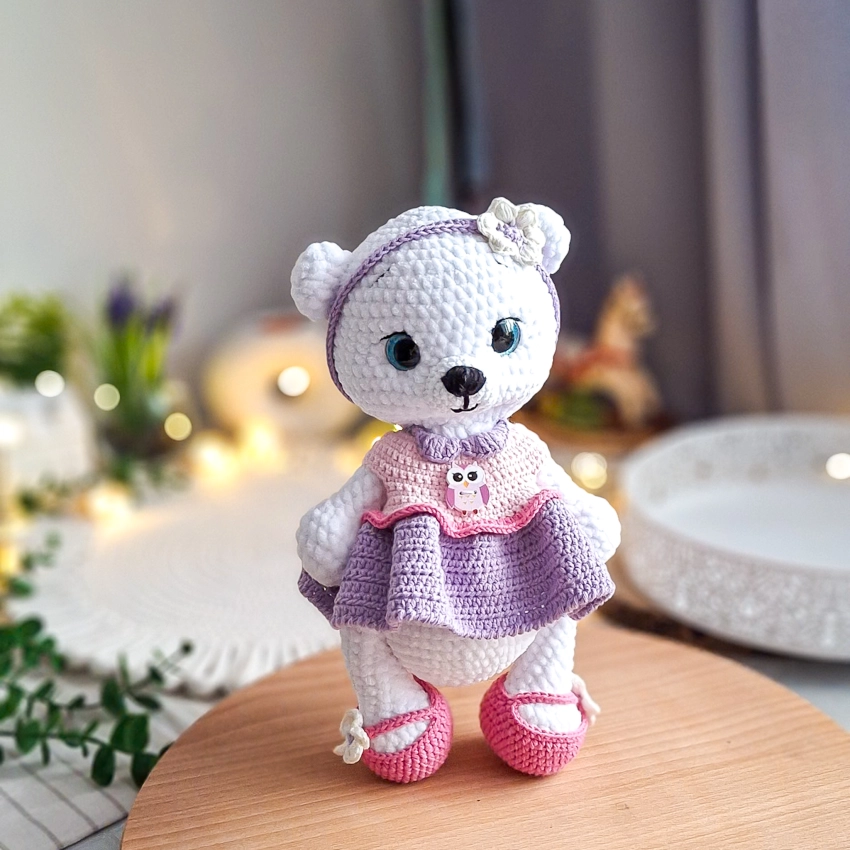 Pluszowa misia handmade z kokardą na głowie i niebieskimi oczami, dekoracja pokoju dziecka